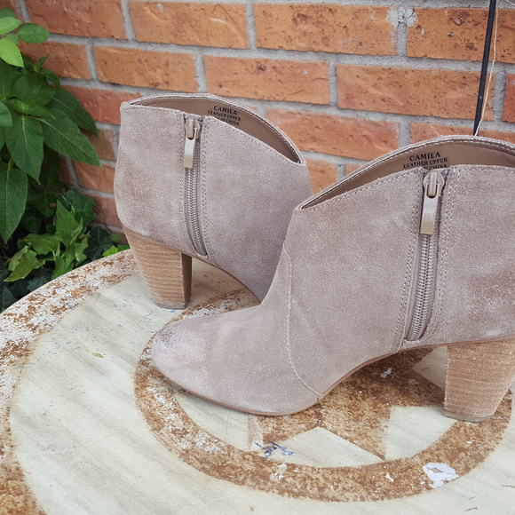 Tahari Camila distressed toe, fringe booties - Picture 4 of 7